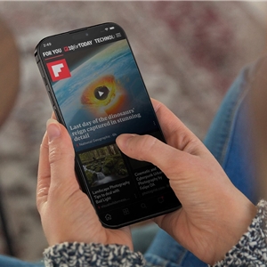 محافظ صفحه HD یونیک UNIQ Optix Vivid iPhone 16